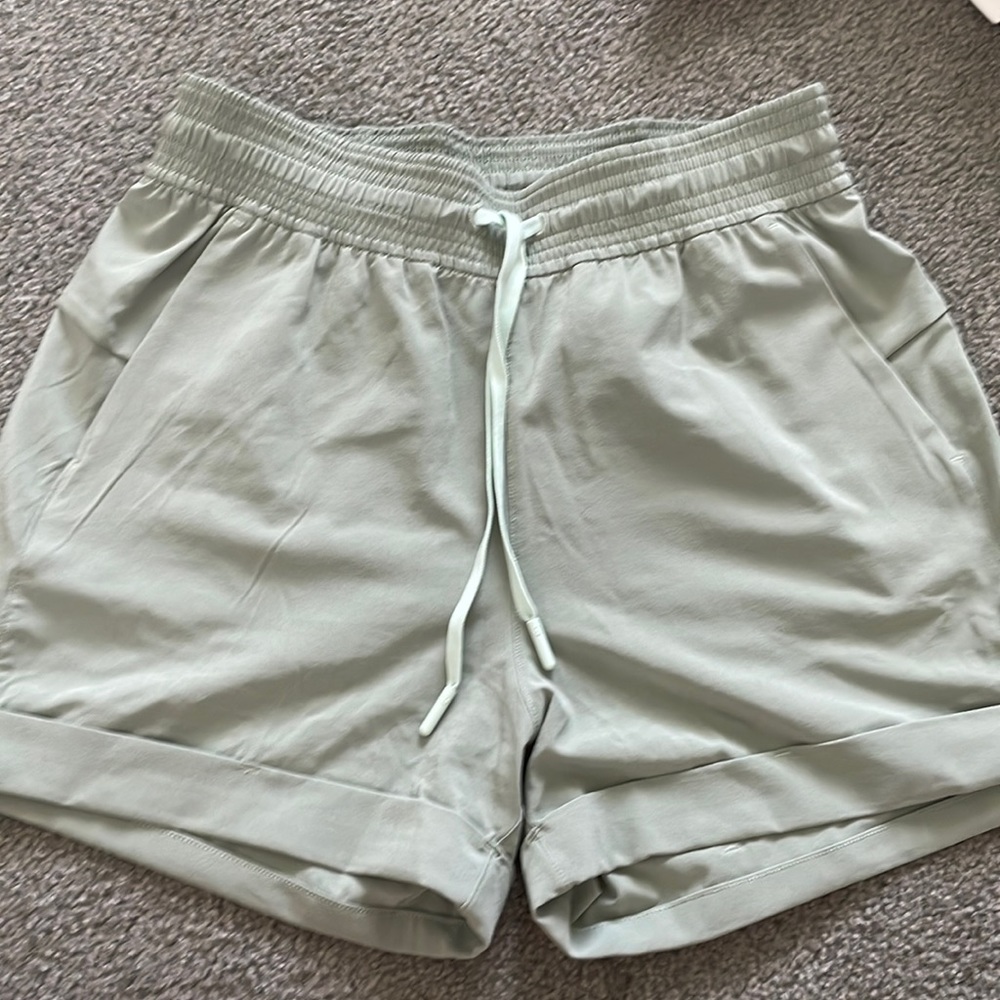 Lululemon On the Fly short, size 4